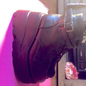 Celnepho Chunky Platforms woman.